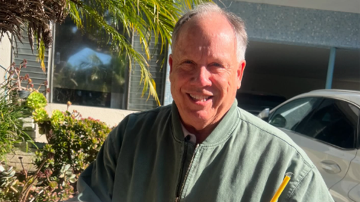 O pai de Spencer Pratt, Skip, sorrindo