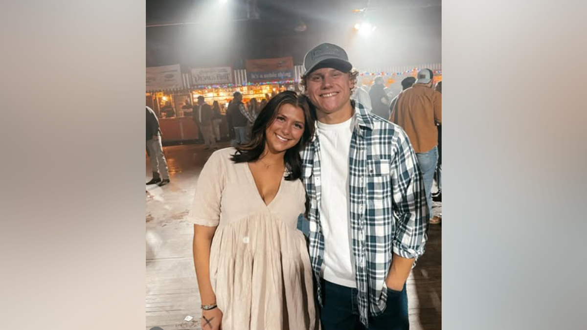 Skylar Provenza e Fletcher Harris posam juntos em uma foto