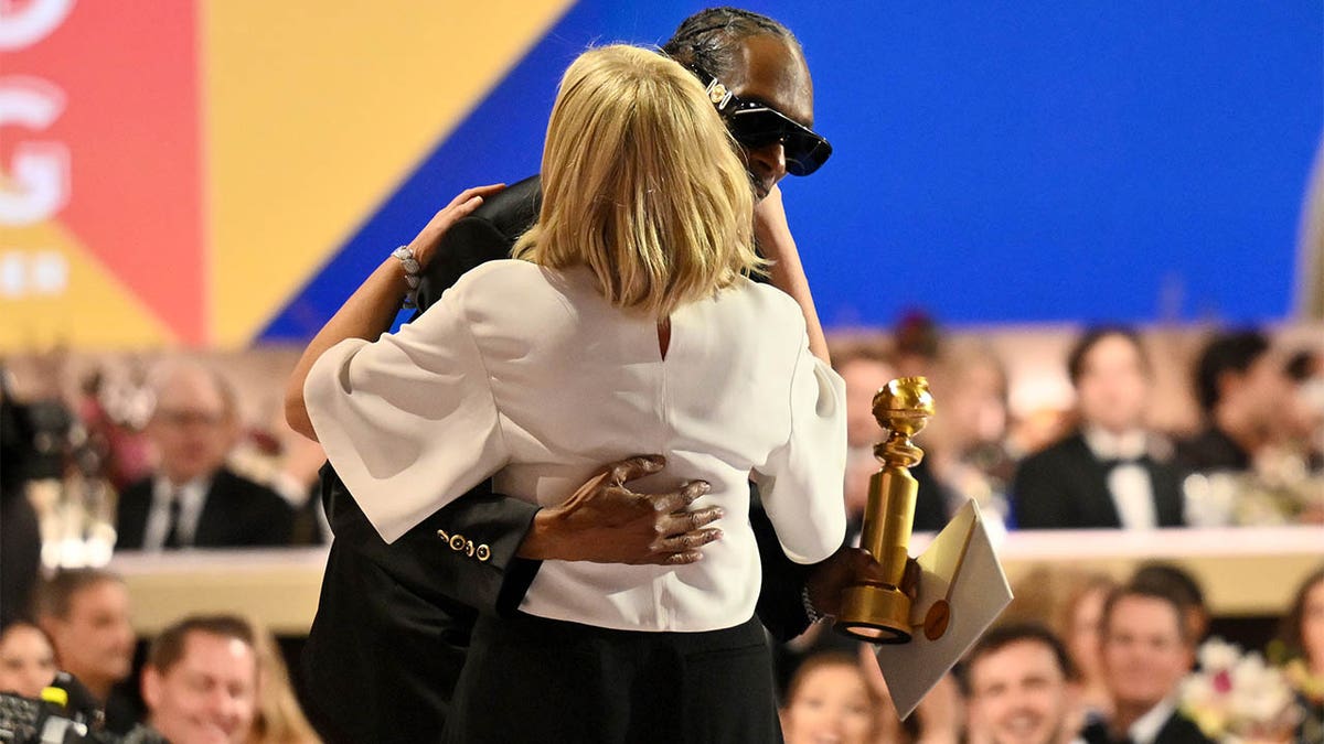 Snoop Dogg and Amy Poehler hug at Golden Globes