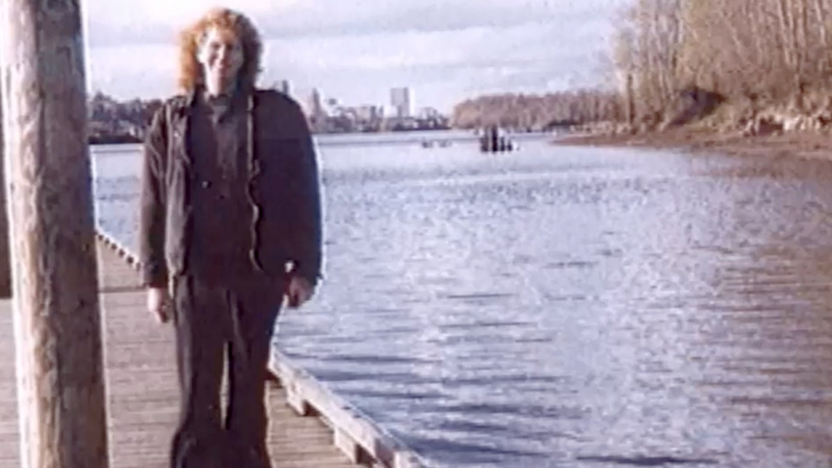 Tim posa en un muelle cerca de un río en una foto sin fecha.