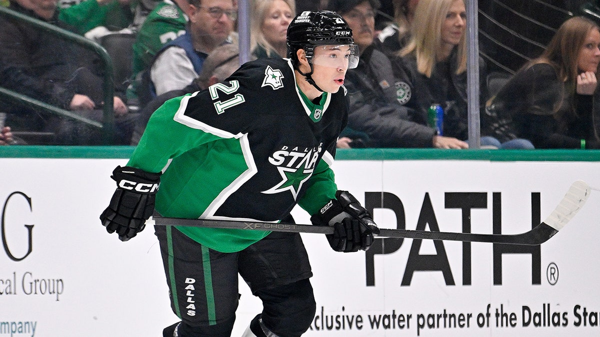 জেসন রবার্টসন তাকিয়ে আছে