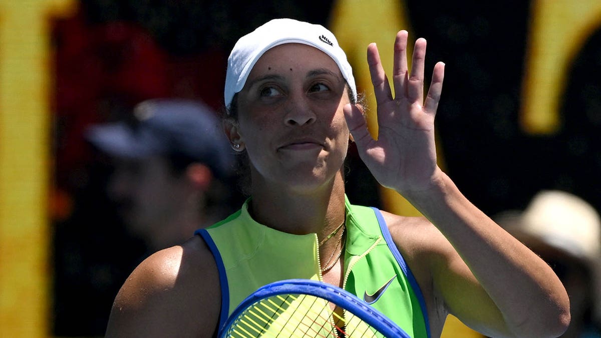 ম্যাডিসন কী ভিড়ের দিকে দোলা দেয়