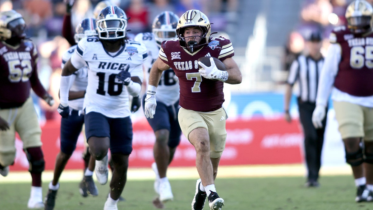 Texas State football player scores a touchdown