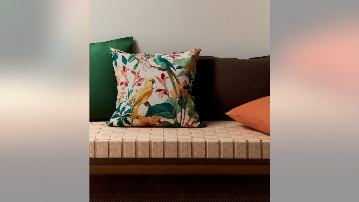 Una fodera per cuscino dai colori vivaci può ravvivare una stanza dall'aspetto stanco.