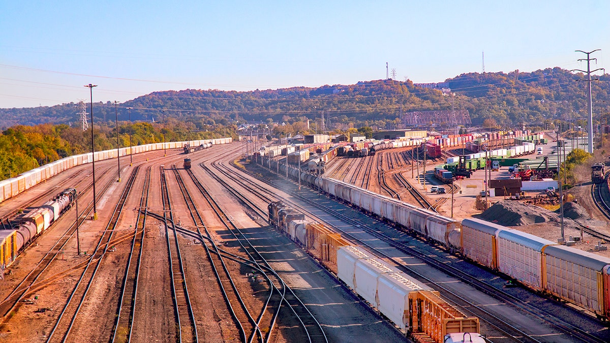 Una vista panorámica desde lo alto de un gran centro comercial de contenedores de carga y una terminal ferroviaria en Cincinnati, Ohio.