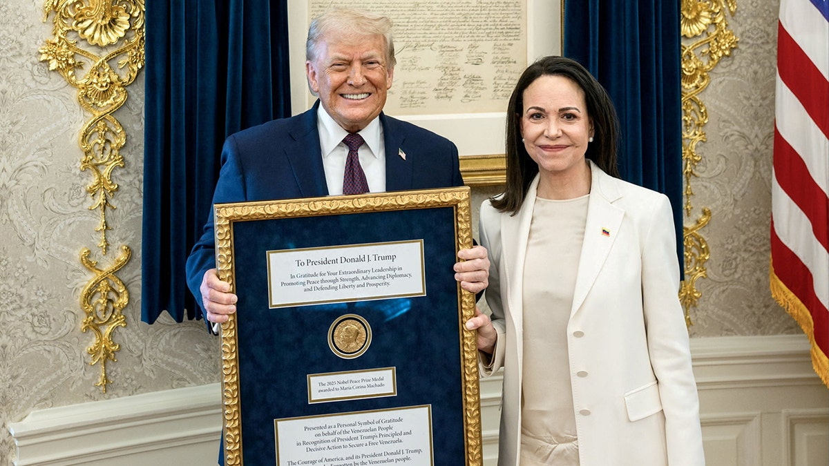 O presidente dos EUA, Trump, se encontra com a líder da oposição venezuelana Maria Corina Machado no Salão Oval, enquanto ela entrega ao presidente seu Prêmio Nobel da Paz, em Washington, DC, EUA, em 15 de janeiro de 2026.