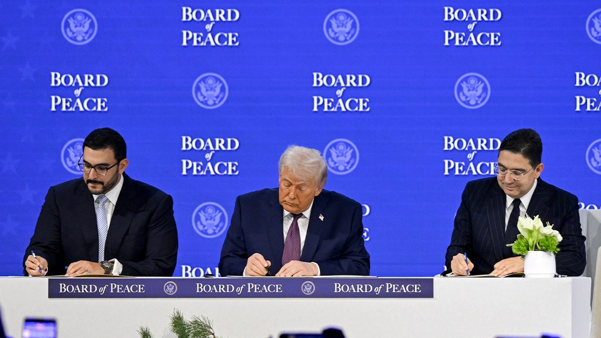 O presidente dos EUA senta-se numa mesa de conferência durante uma discussão política internacional a portas fechadas.