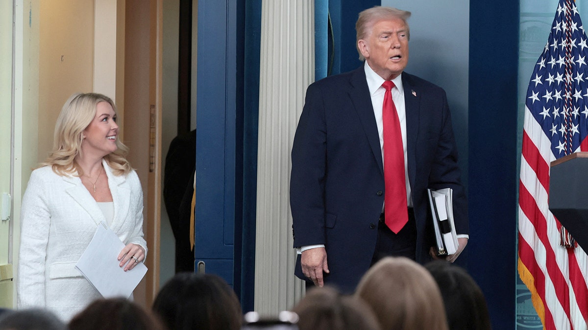 Donald y Karoline Leavitt en la rueda de prensa de la Casa Blanca.