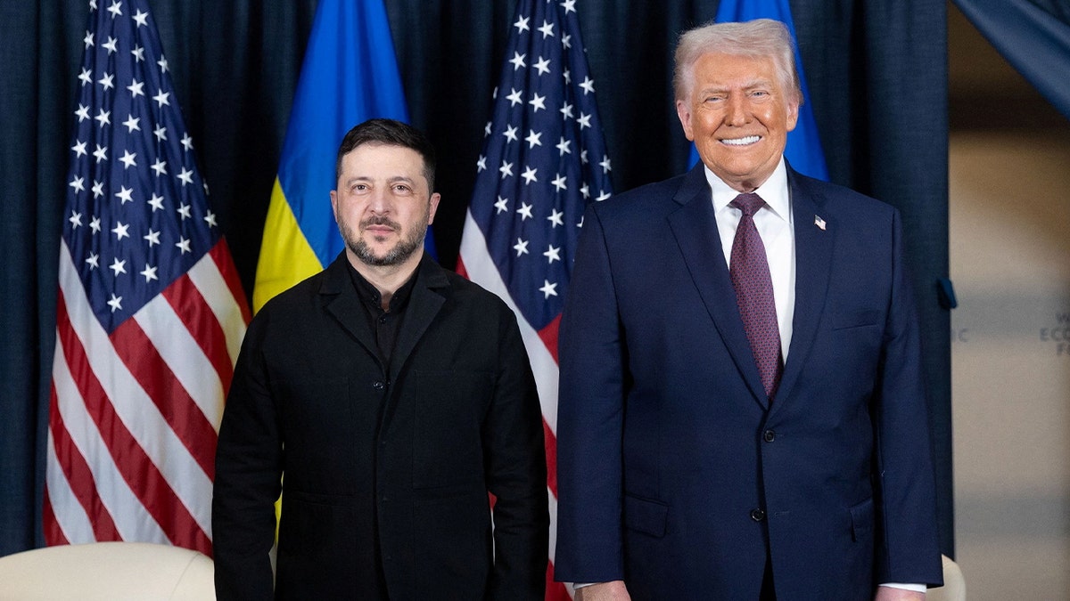 Il presidente ucraino Volodymyr Zelenskiy e il presidente degli Stati Uniti Donald Trump posano per una foto durante il loro incontro a margine del 56esimo World Economic Forum (WEF) annuale a Davos, in Svizzera, il 22 gennaio 2026.