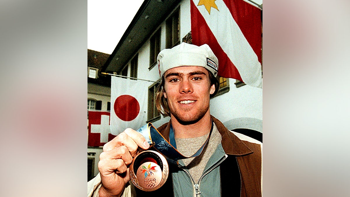 উলি কেস্টেনহোলজ, যিনি 1998 সালে স্নোবোর্ডিংয়ে প্রথম অলিম্পিক পদক জিতেছিলেন, সুইজারল্যান্ডে তুষারধসে মারা যান।