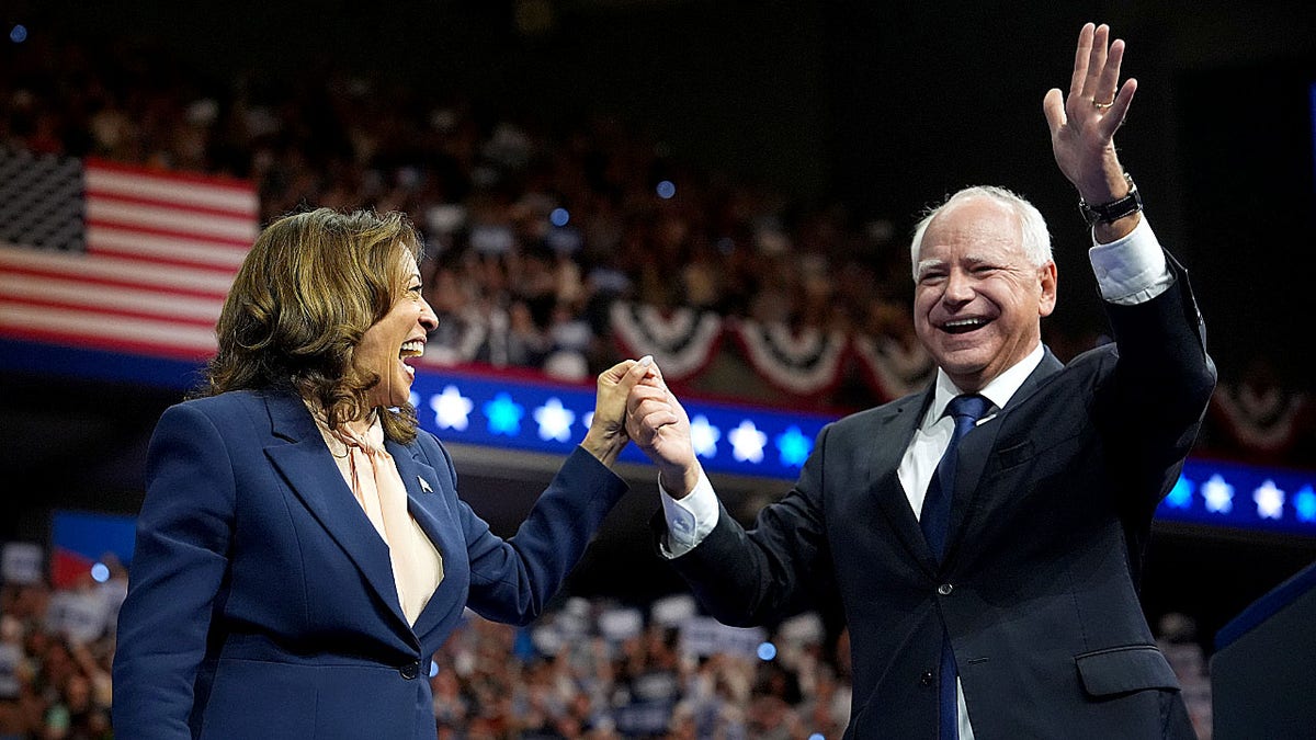 Tim junto a Kamala Harris