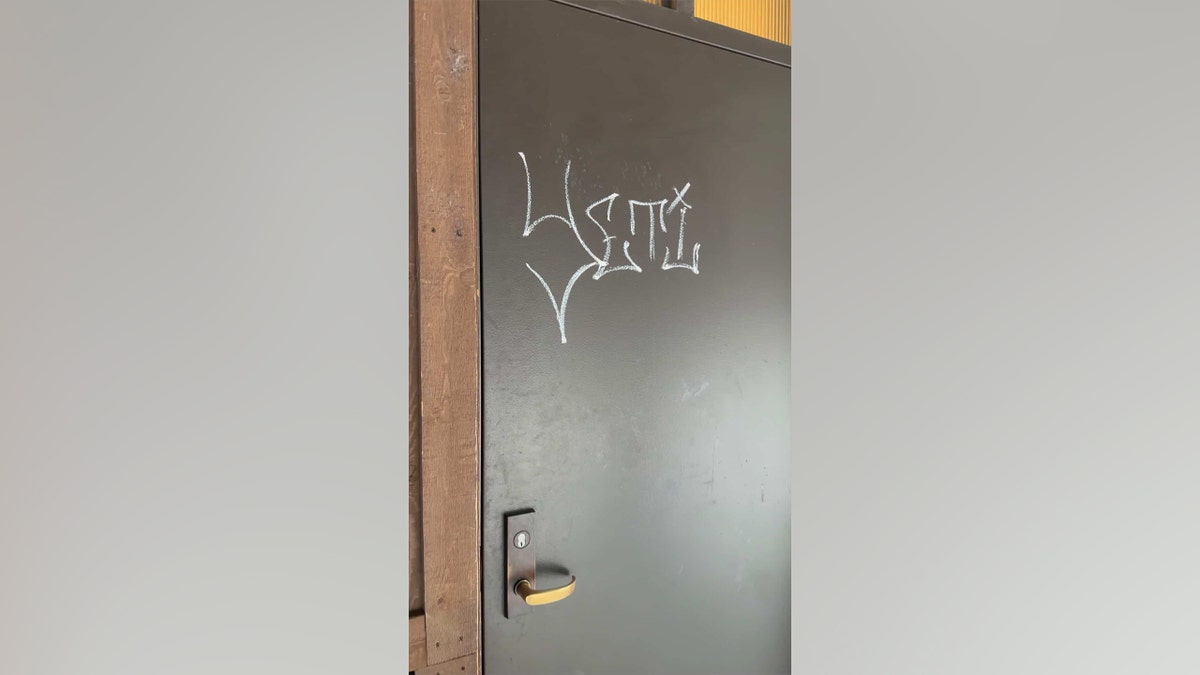 Graffiti su una porta