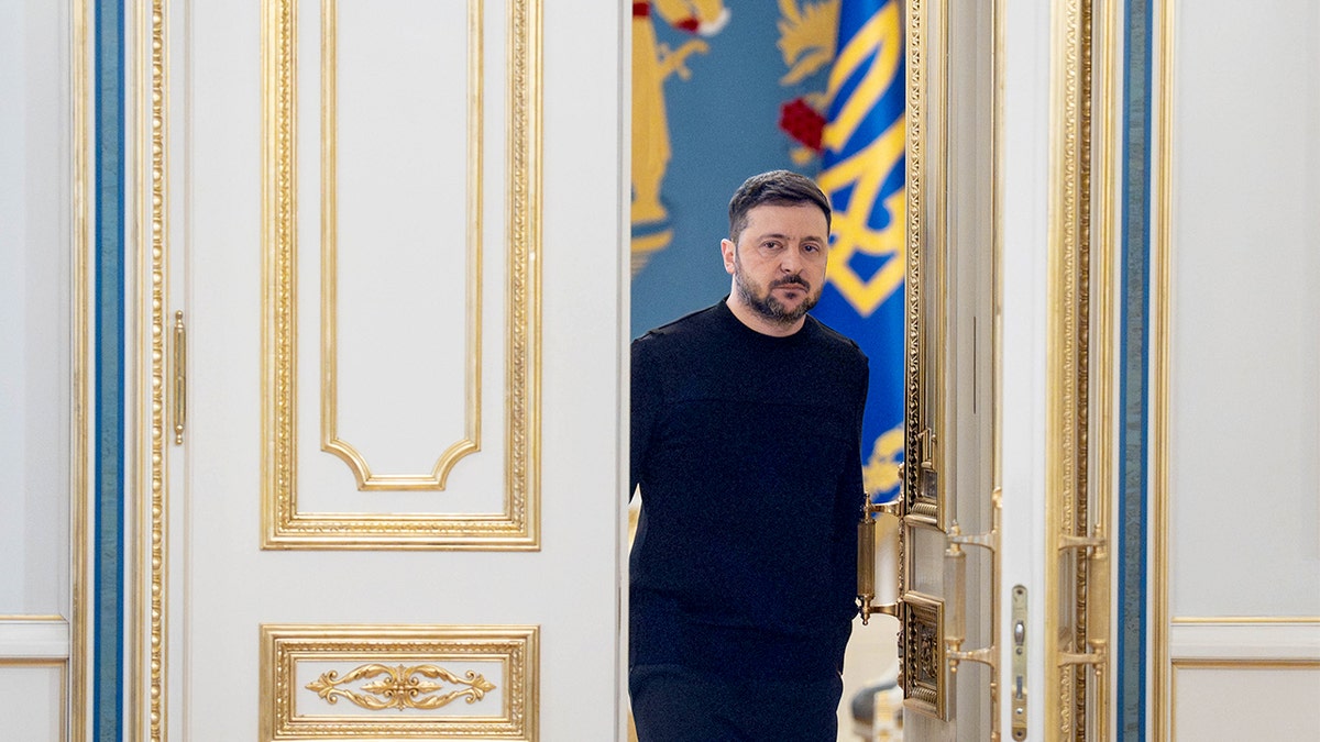 Zelenskyy llega a una reunión en Kiev.