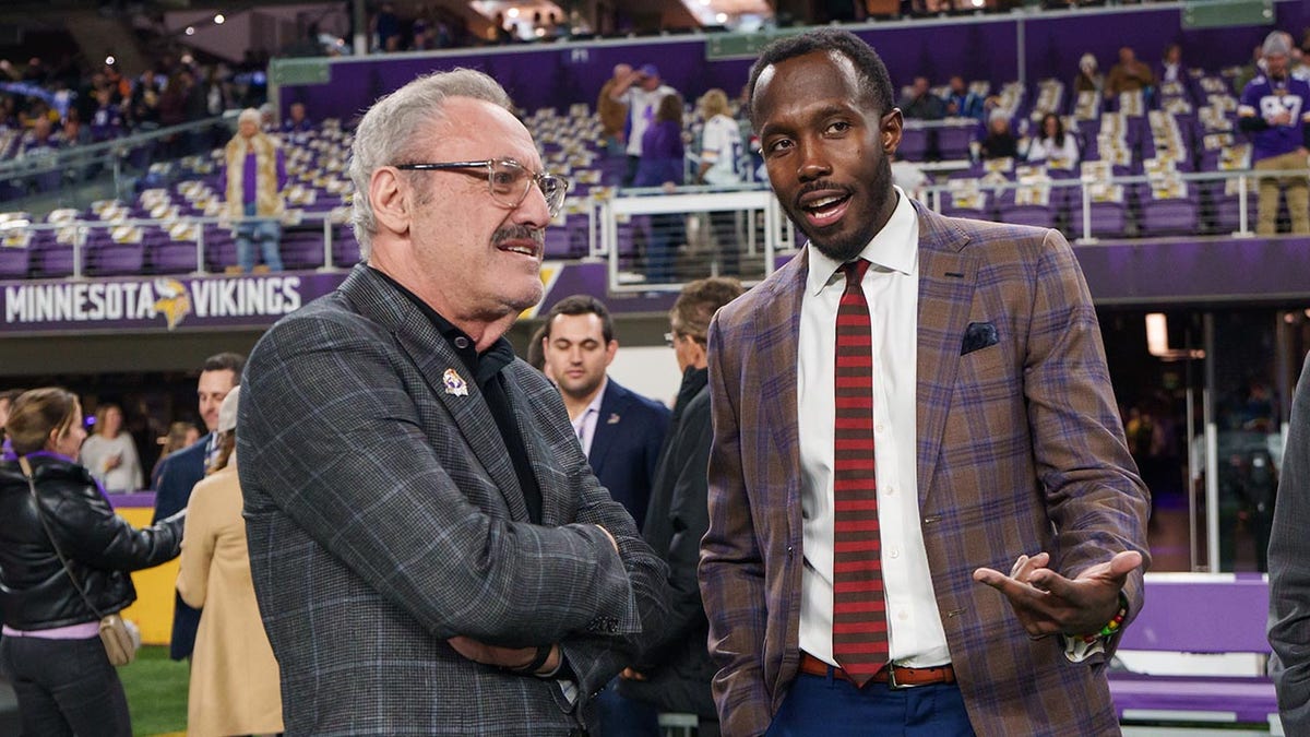 Zygi Wilf Kwesi Adofo-Mensah talk before a game