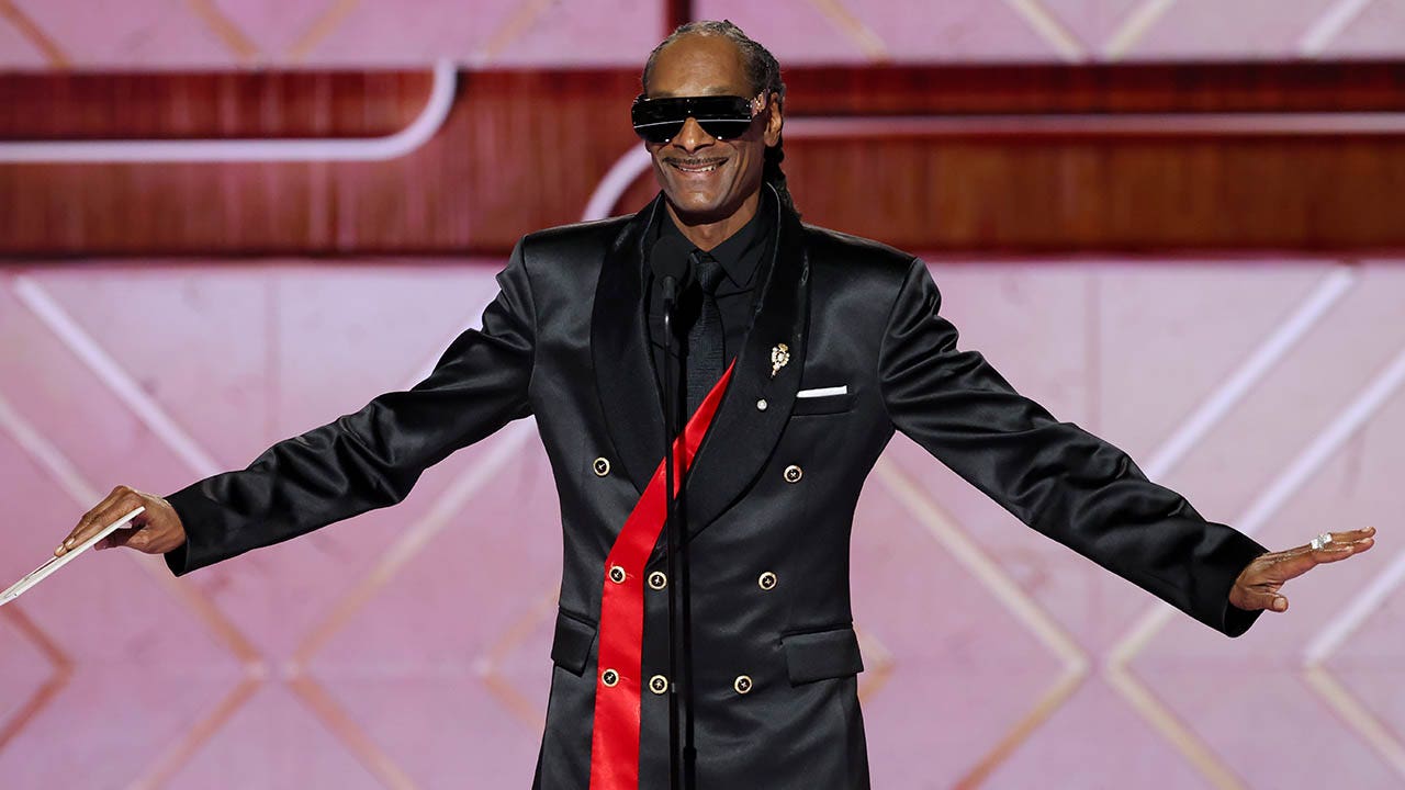 Snoop Dogg gets warm reception at 2026 Golden Globes despite Trump