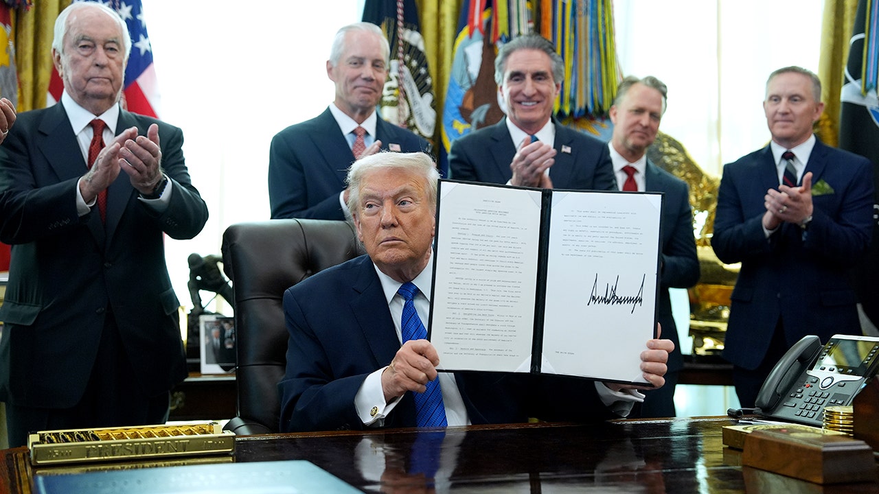 President Trump signs executive order bringing IndyCar race to DC for  America250