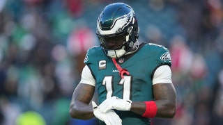 Nick Sirianni y AJ Brown, de los Eagles, se gritan mutuamente en la banda durante la ronda de comodines contra los 49ers.