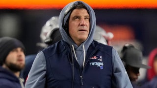 El entrenador de los Patriots, Mike , sangra por el labio tras celebrar con el defensa estrella.