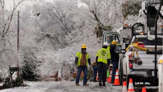 Noem coordina con las autoridades de Misisipi mientras el estado se recupera de una mortífera tormenta invernal.