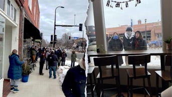 Engineers trying to enjoy lunch face hostile crowd in mistaken ICE agent accusation - Fox News