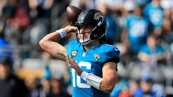 La decisión de la que te pica la cabeza del quarterback de los Jaguars desata un revuelo en Internet durante una goleada - Fox News