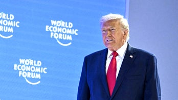 Trump critica duramente Biden desde Davos y advierte a Europa que abandone el viejo manual de estrategias.