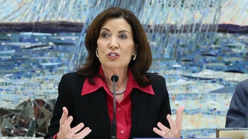 Kathy Hochul says she confronted ICE agent, accused him of 'terrorizing people' by wearing a mask