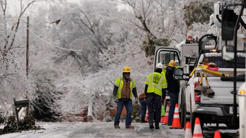 Noem coordina con las autoridades de Misisipi mientras el estado se recupera de una mortífera tormenta invernal.
