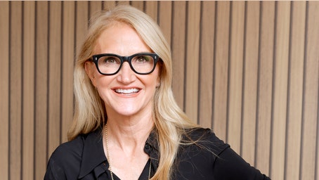 Flight anxiety eased with one simple mental trick, says author and podcast host Mel Robbins