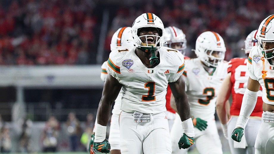 Miami star linebacker eyeing return for 8th season of college football: reports