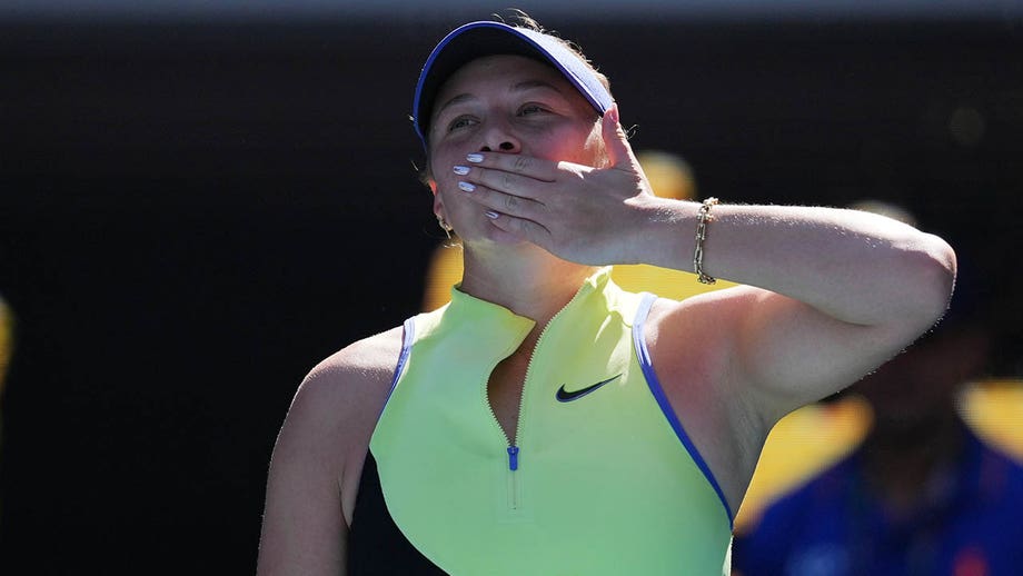 Tennis star Amanda Anisimova dismisses reporter's cynical question about US: 'I don't think that's relevant'