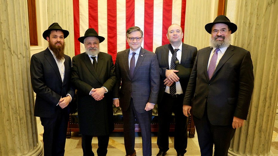 Johnson meets with Muslim man who confronted, disarmed Bondi Beach attacker