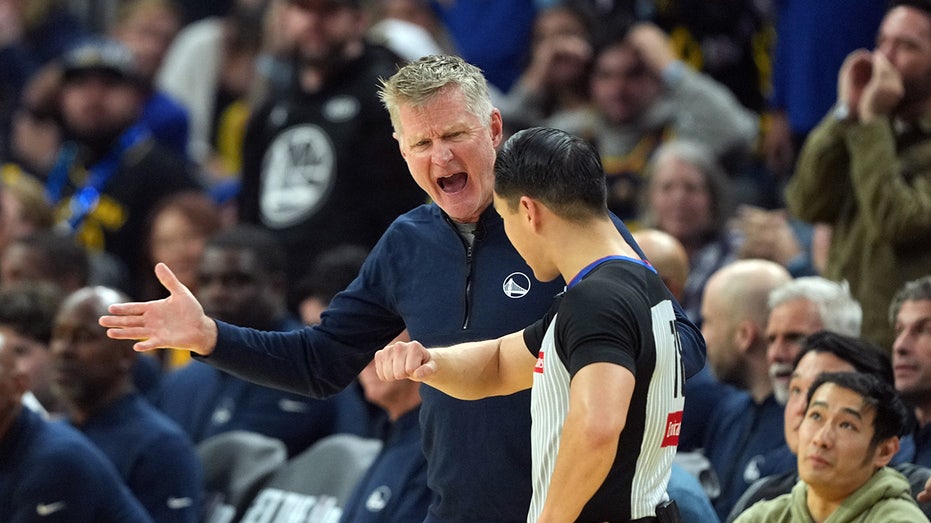 Steve Kerr gets ejected with Snoop Dogg on call for Warriors game: 'Get him out of there!'