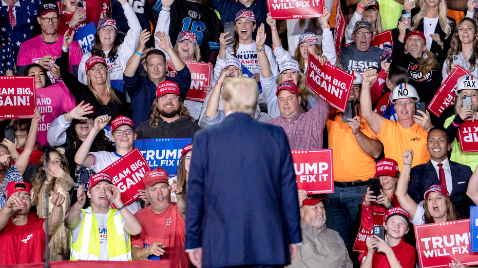 Internet InfoMedia trump and his supporters