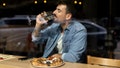 Los datos muestran que cada vez más estadounidenses comen solos, ya que las reservas en restaurantes para una sola persona se disparan - Fox News