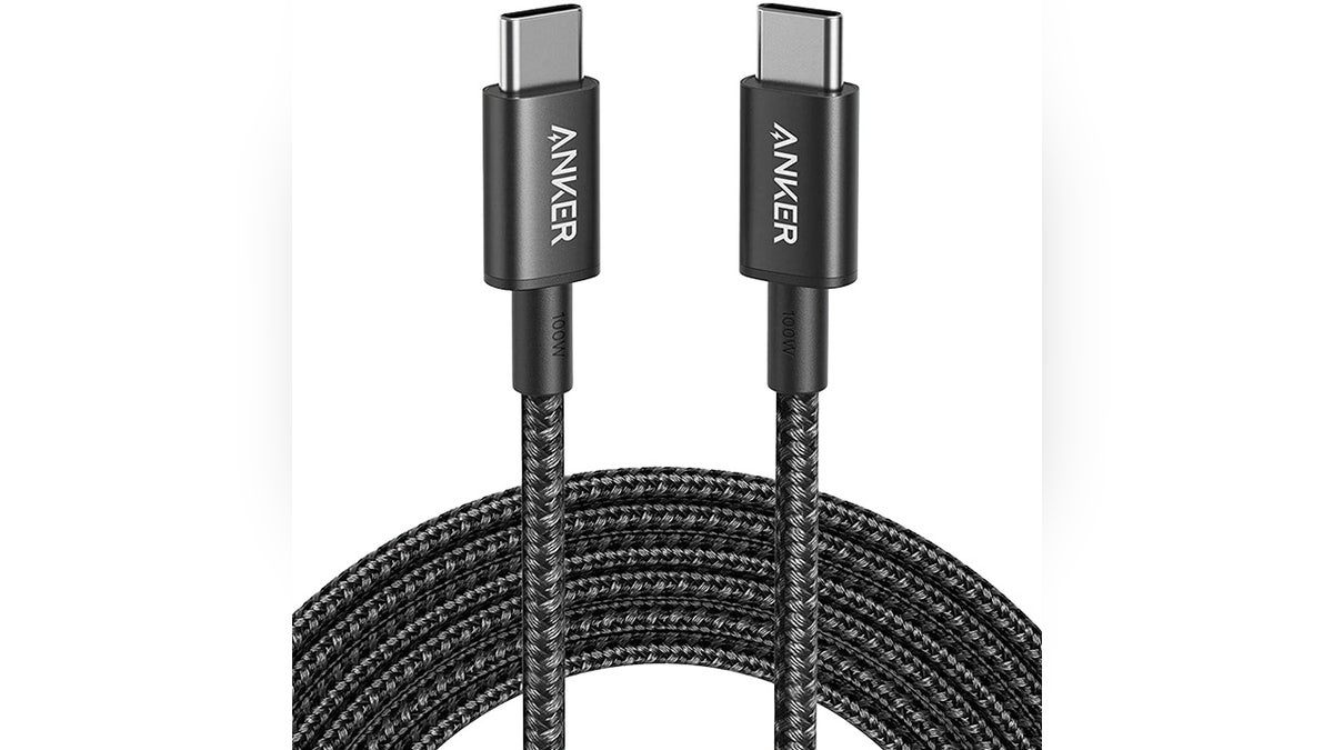 Use seu telefone enquanto carrega com este cabo extra longo.