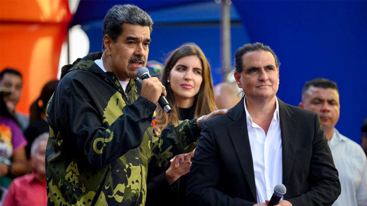 De toenmalige president van Venezuela, Nicolas Maduro, spreekt met supporters naast de in Colombia geboren zakenman Alex Saab