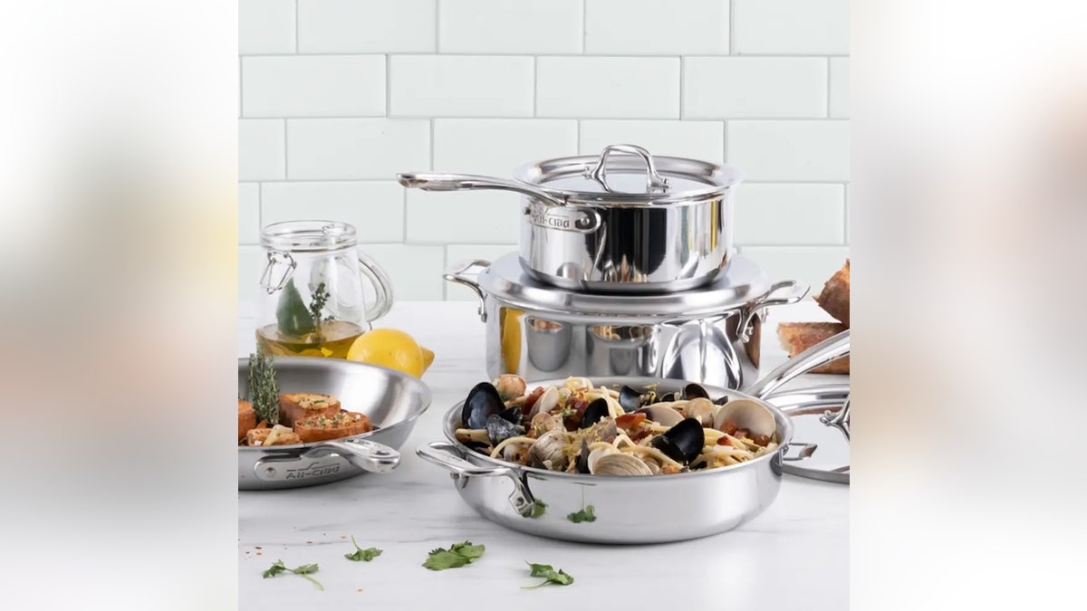 This set comes with everything you need to step up your cooking game.