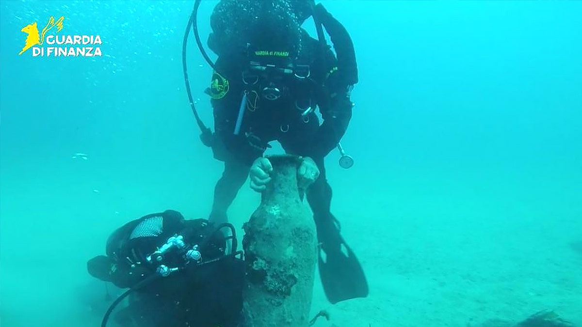 Diver holding amphorae