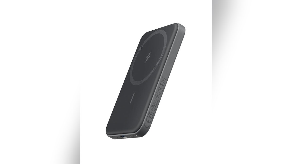 Coloque o banco de energia magnético no seu bolso ou bolsa.