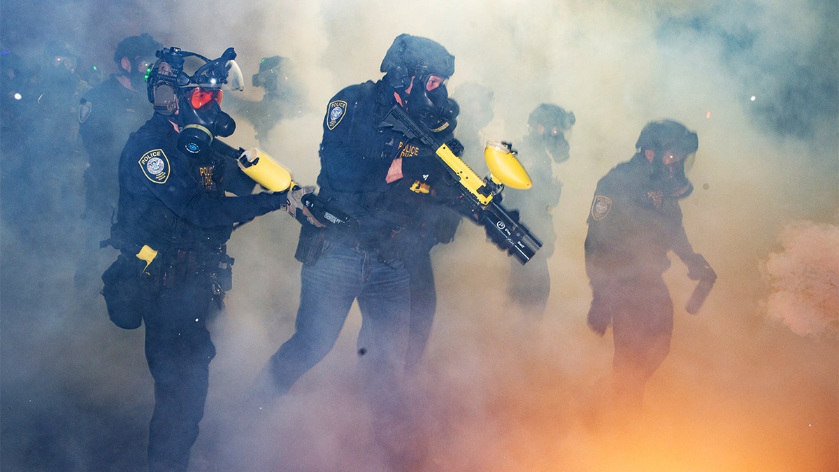 Gdy duża grupa demonstrantów zbliża się do zabezpieczonego obiektu federalnego w Portland, zostaje wystrzelona broń do kontroli tłumu.