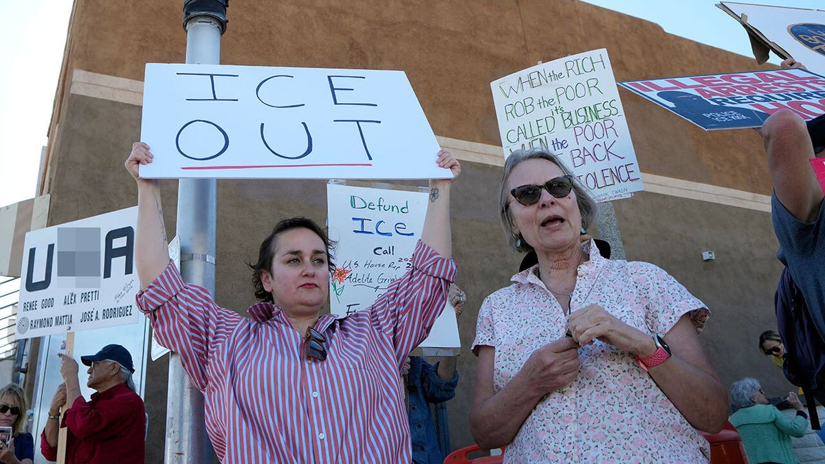 Le persone si riuniscono durante una protesta contro le operazioni di controllo dell'immigrazione dopo che Kristi Noem, segretaria del Dipartimento per la sicurezza interna, ha parlato al confine mercoledì 4 febbraio 2026 a Nogales, in Arizona.