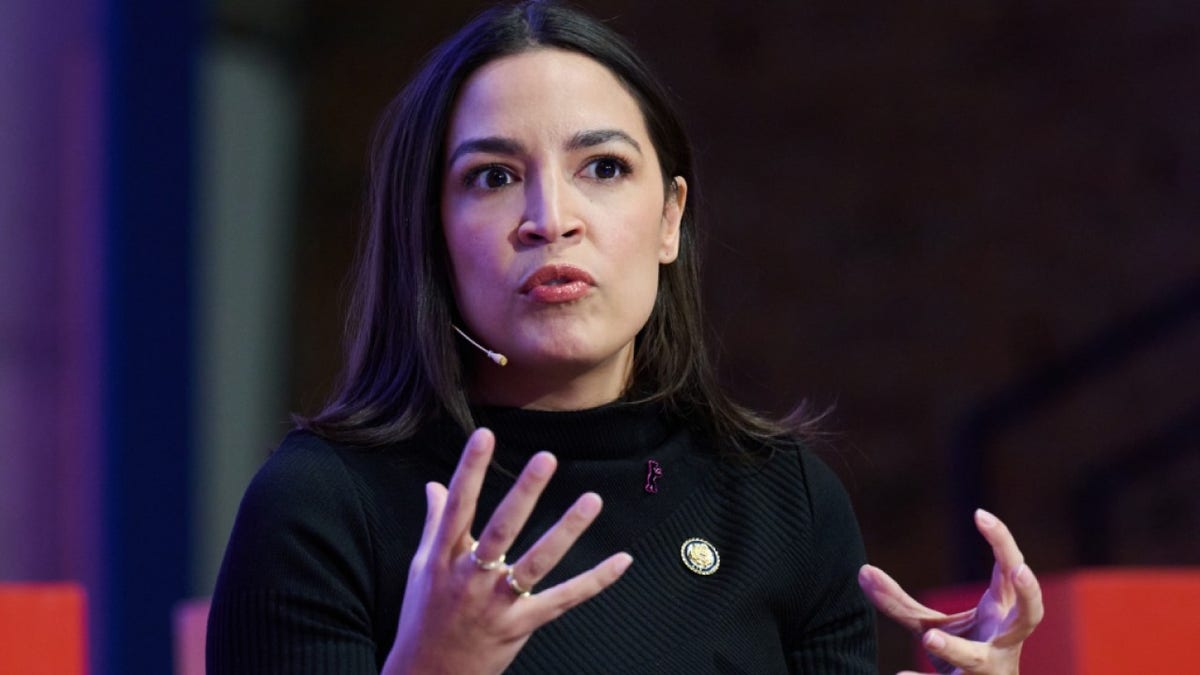 Alexandria Ocasio-Cortez, deputata statunitense per i democratici, parla alla TU di Berlino.