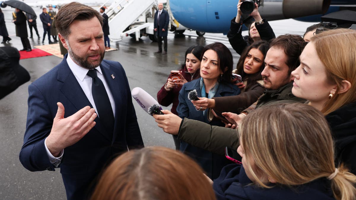 O vice-presidente JD Vance fala aos repórteres no aeroporto da Armênia