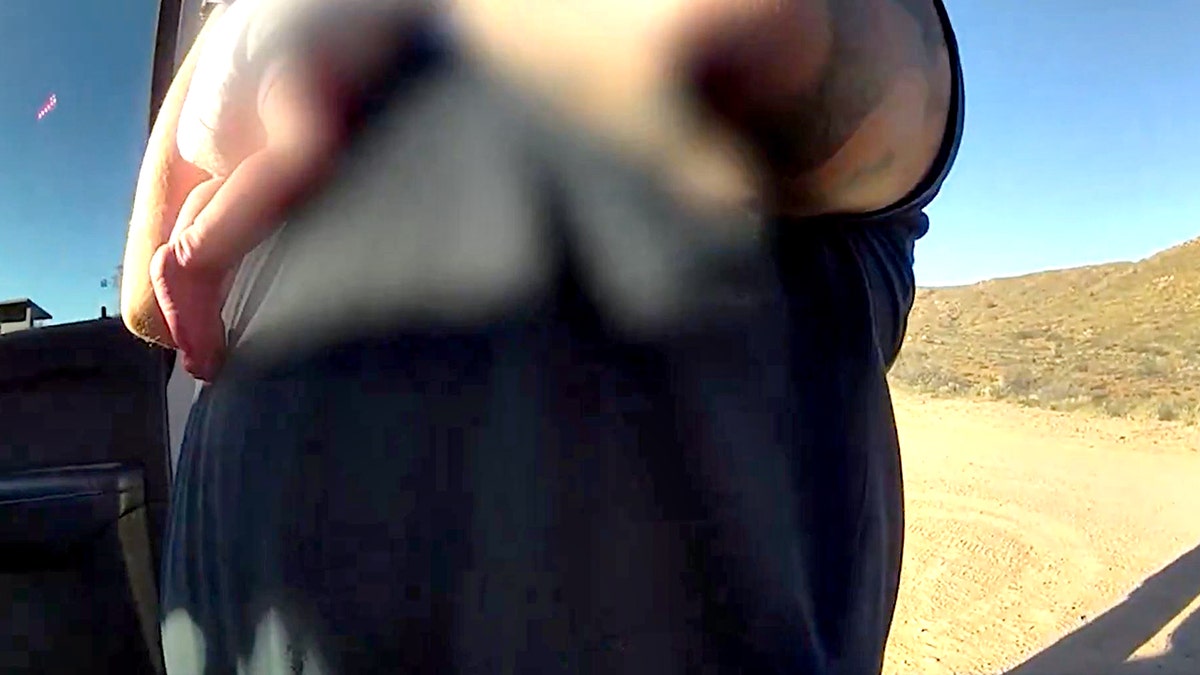 Ratownik trzymający dziecko po uratowaniu go przed zadławieniem