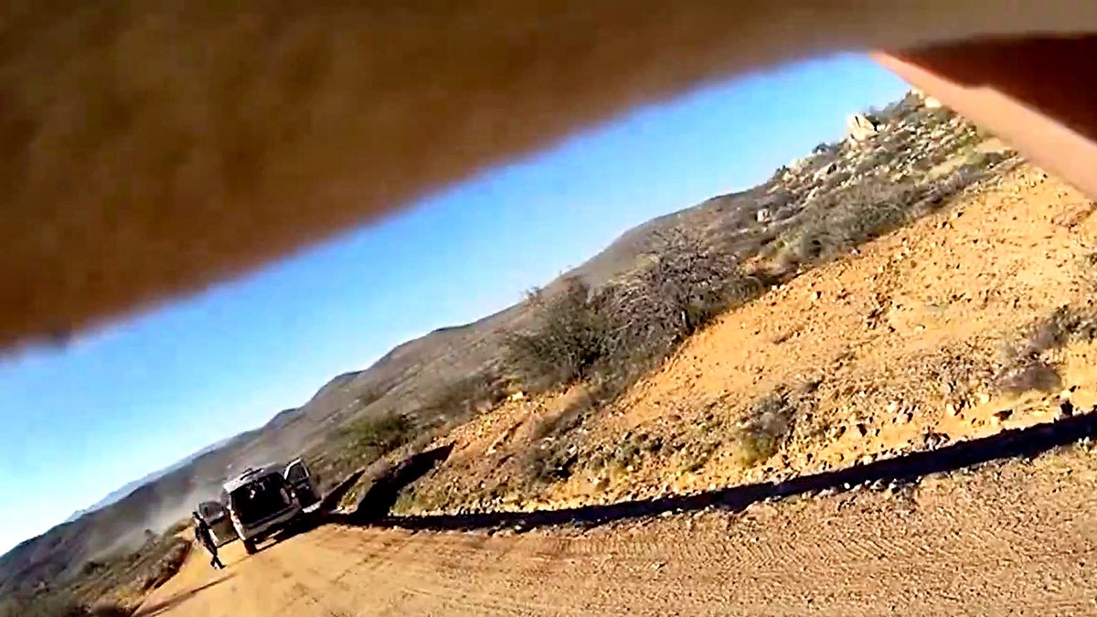 zastępca trzyma dziecko i pędzi do pojazdu uprzywilejowanego