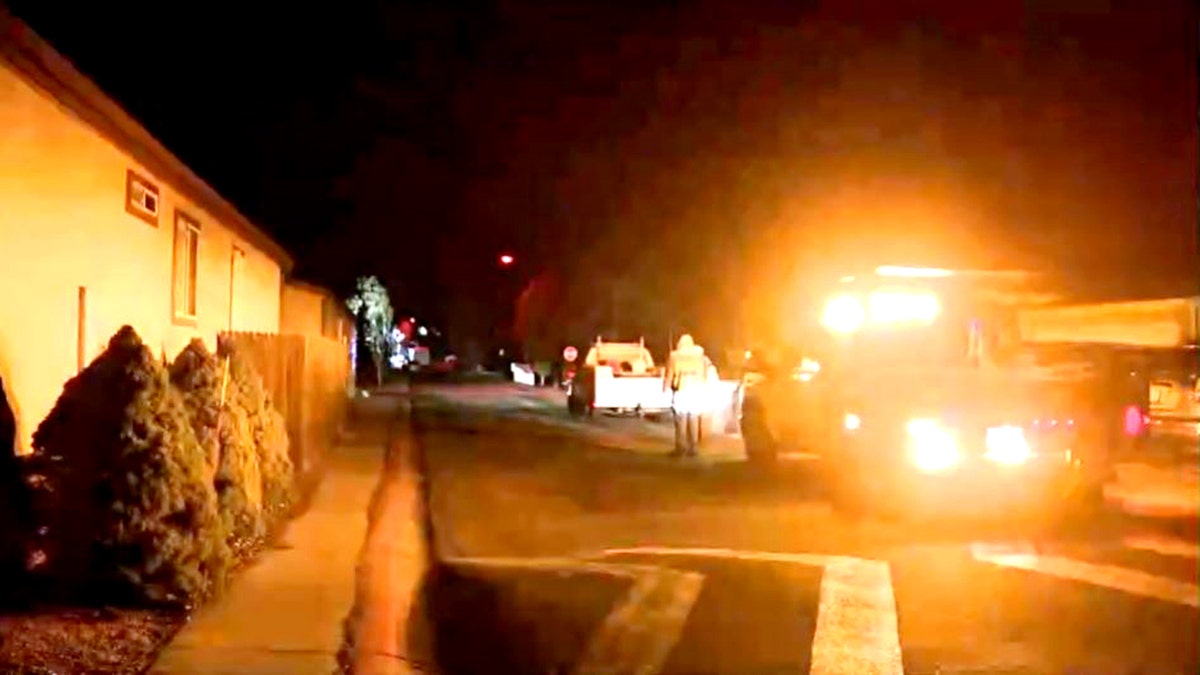 trabalhadores na estrada perto da cena do tiroteio