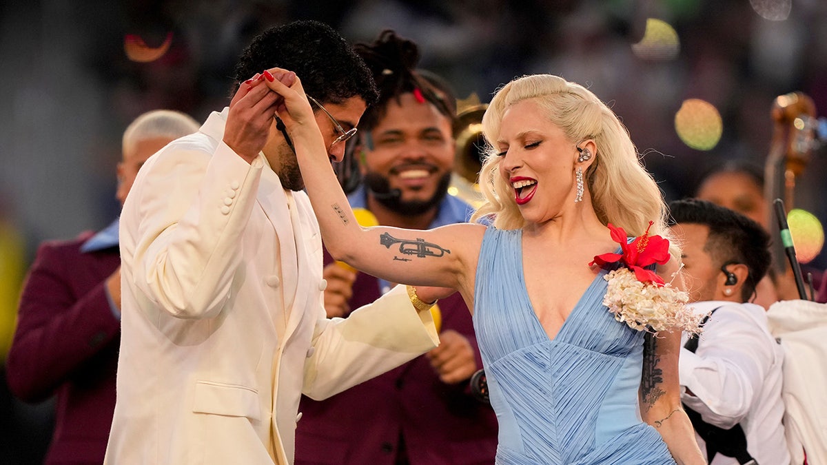 Bad Bunny en Lady Gaga treden op