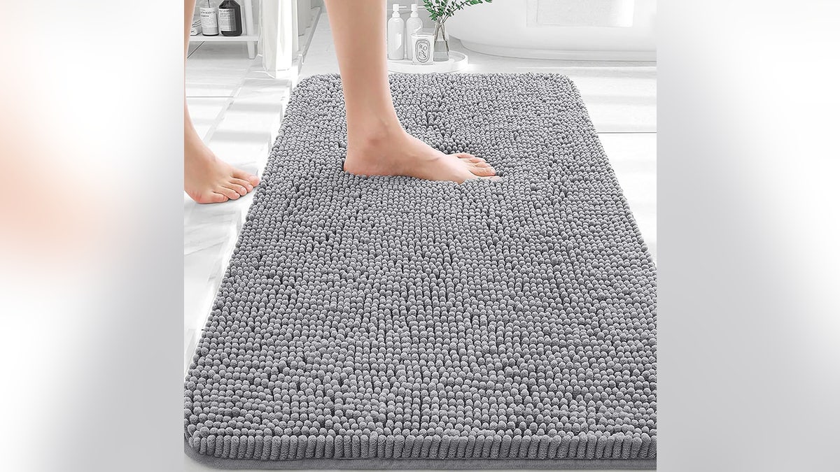 This extra-large bathmat dries quickly.