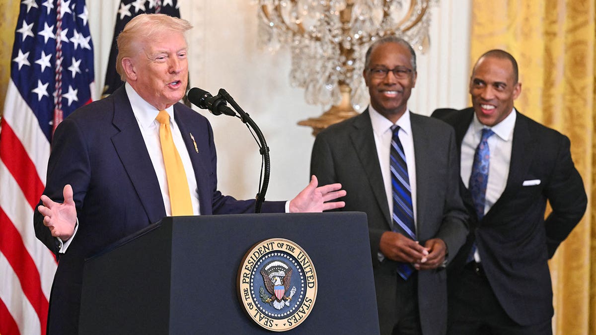 Presidente Trump fala com Ben Carson e Scott Turner